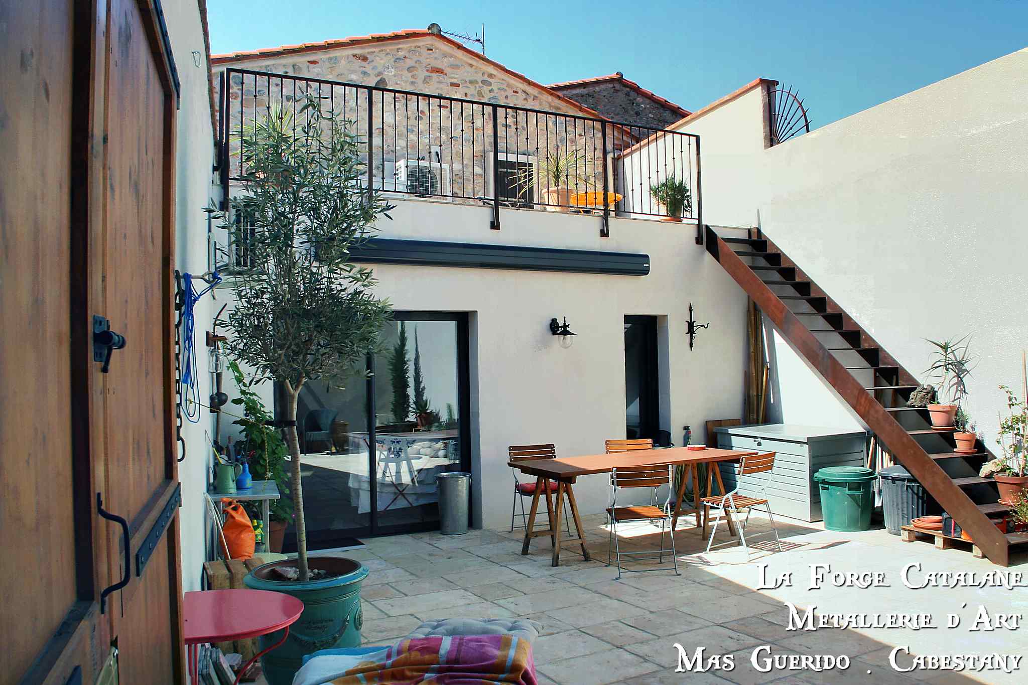 garde corps en ferbarreaudage vertical avec escalier double limon marches fer en fer forge catalane.jpg